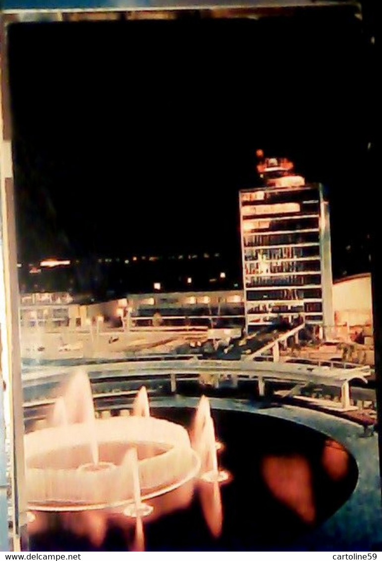 USA NEW YORK INTERNATIONAL AIRPORT / NIGHT VIEW OF THE BEAUTIFUL FOUNTAIN OF LIBERTY IN INTERNATIONAL PARK VB1960 IO6317 - Airports