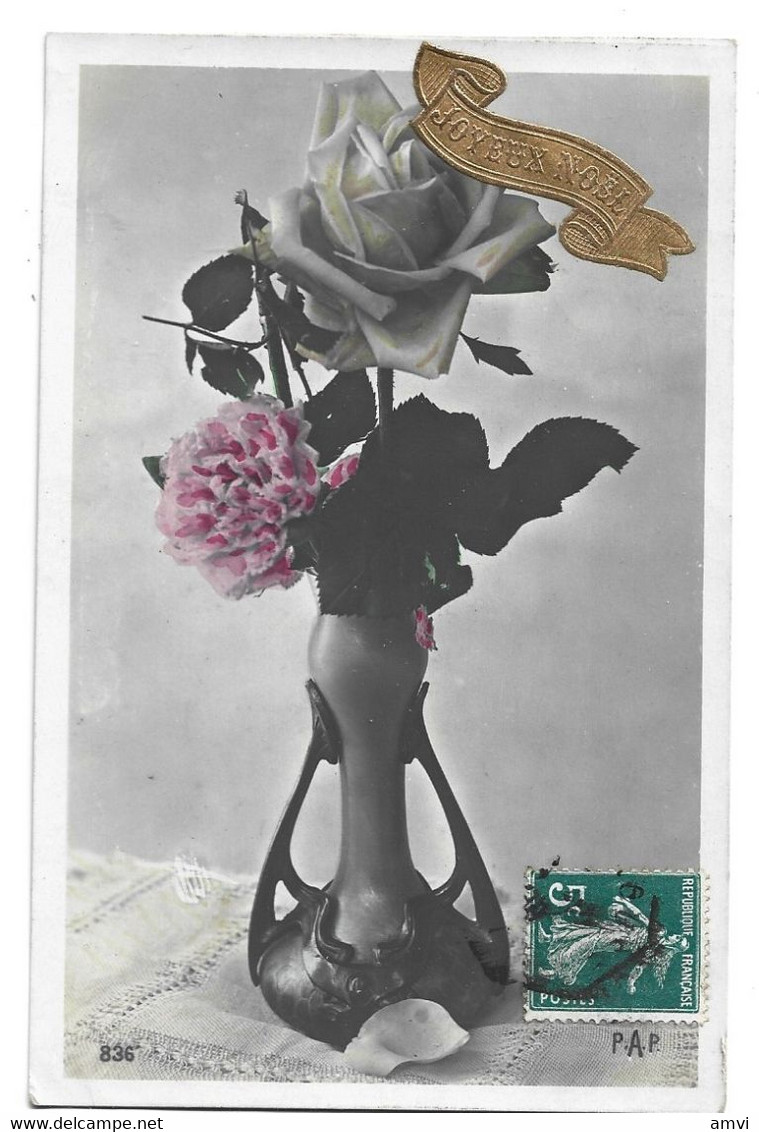 22-3 - 530 Joyeux Noel Vase Avec Des Roses  Pap 836 - Other & Unclassified