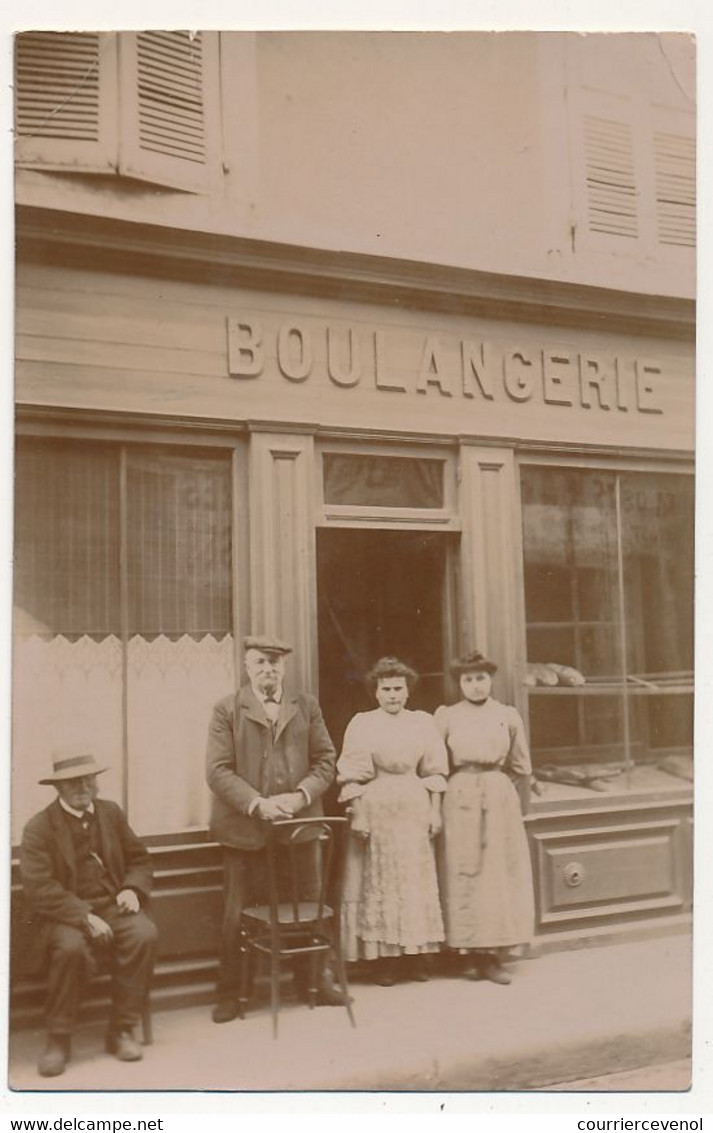 CPA - Vitrine D'une Boulangerie, 4 Personnes... à Localiser - A Identifier