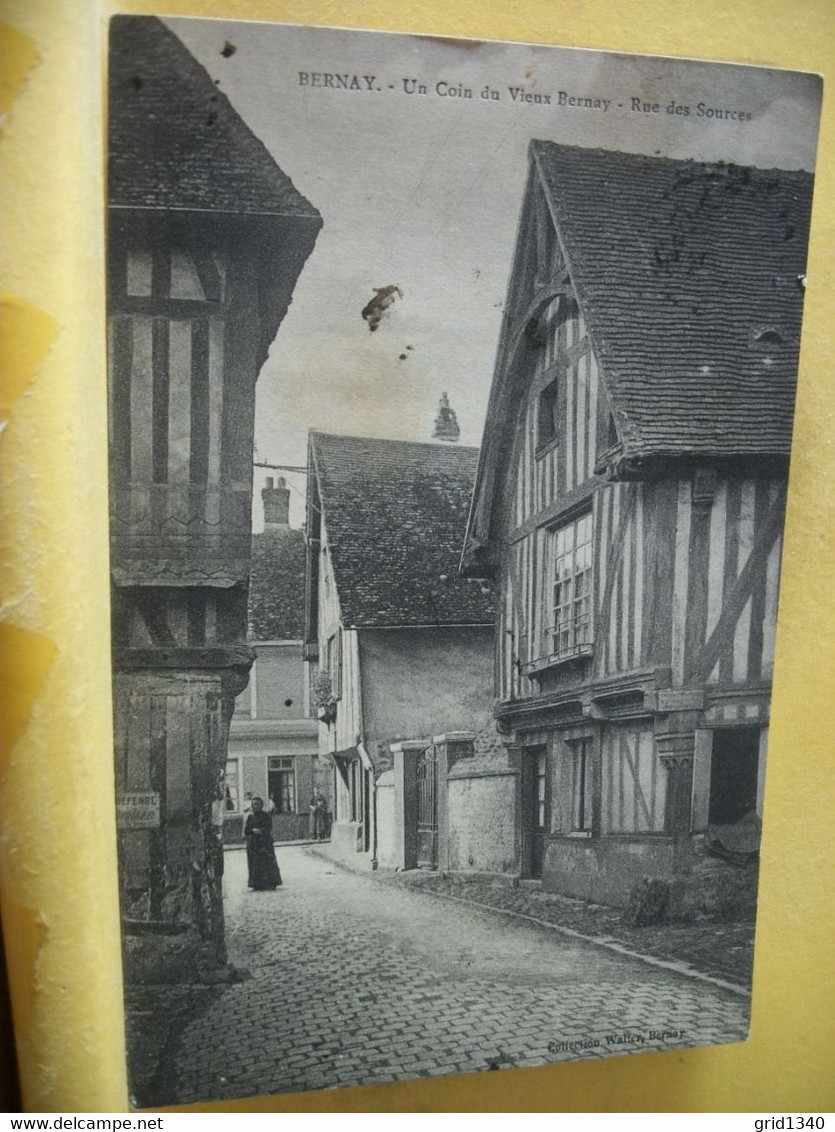 27 1682 - CPA 1914 - 27 BERNAY - UN COIN DU VIEUX BERNAY - RUE DES SOURCES - ANIMATION - Bernay