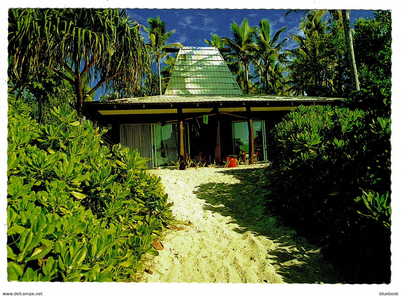 Ref 1531 -  Postcard - Tourist Hut - Beachcomber Island Fiji - Pacific Island - Fiji