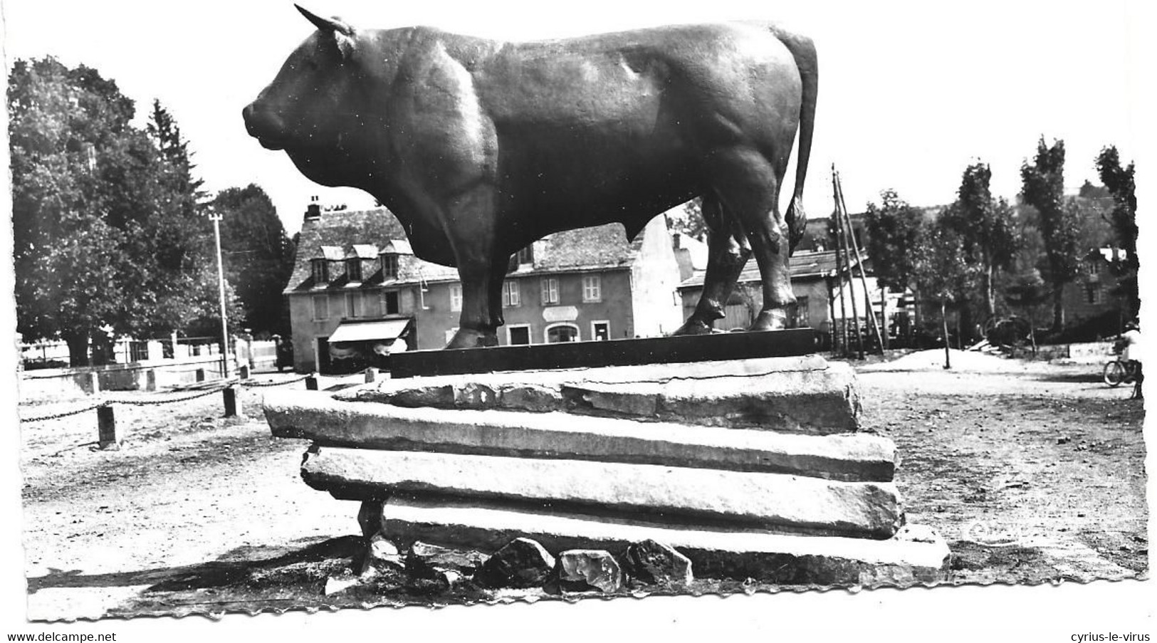 Aveyron  ** Laguiole ** Statue Du Taureau Par Guyot  ** - Laguiole