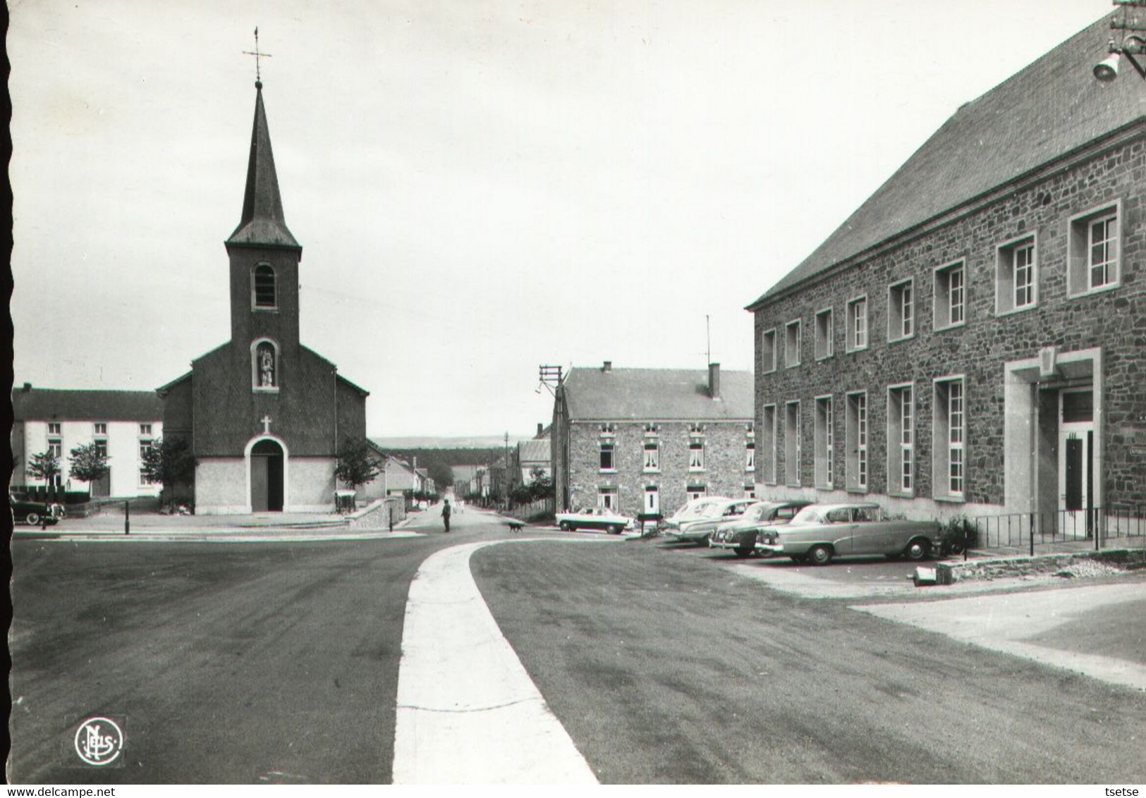 Maissin - L'Eglise Et L'Hôtel De Ville, Rue Commandant De Laage De Meux  (oldtimer ) - Paliseul