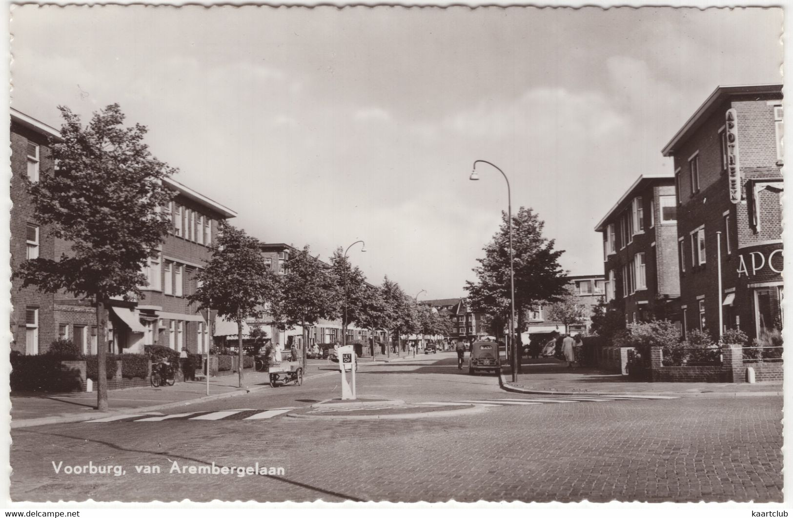 Voorburg, Van Arembergelaan - (Zuid-Holland, Nederland) - No. 1122 - Bakfiets, Apotheek, Brommer, Auto - Voorburg