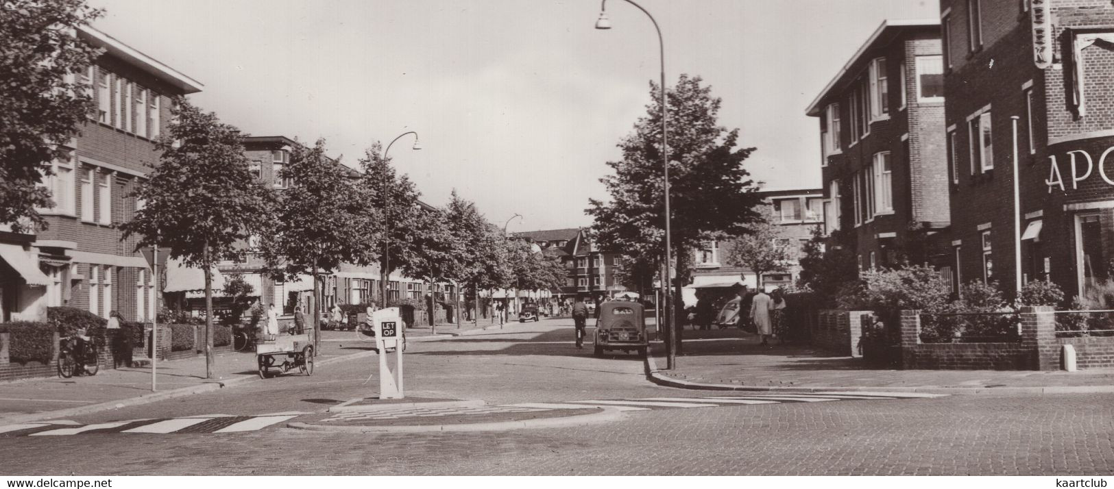 Voorburg, Van Arembergelaan - (Zuid-Holland, Nederland) - No. 1122 - Bakfiets, Apotheek, Brommer, Auto - Voorburg