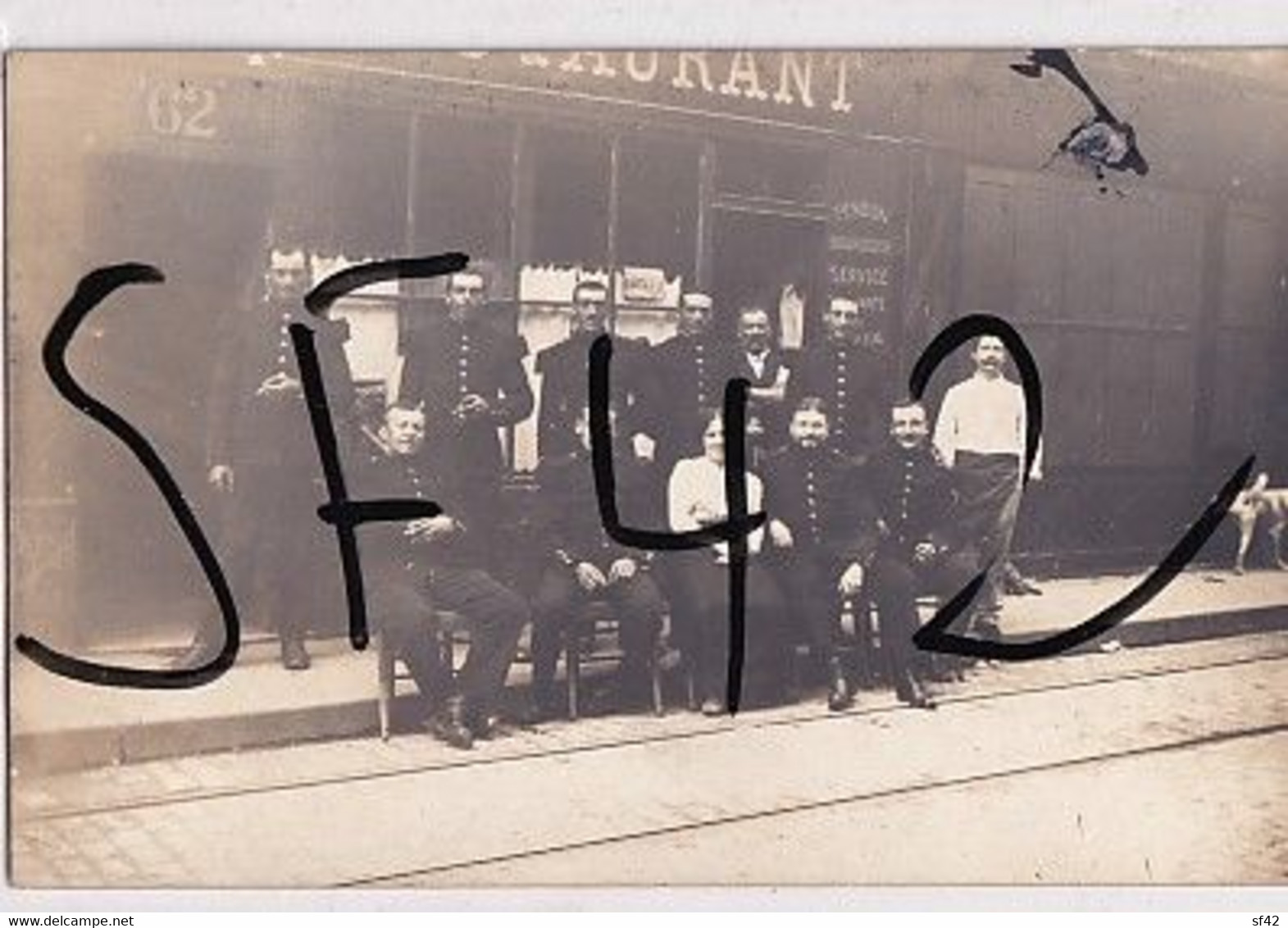 DIJON        CARTE PHOTO  MILITAIRES  DEVANT RESTAURANT   AU 62 ..... - Dijon