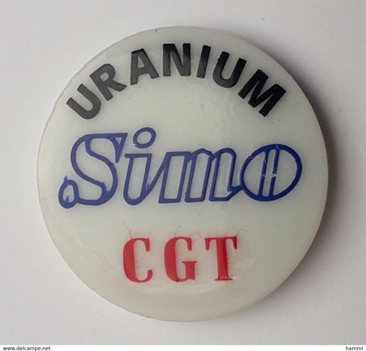 UU33 Pin's Uranium SIMO Syndicat CGT Qualité Porcelaine Signé Thosca Limoges - Administrations