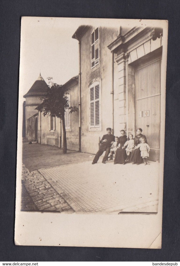 Carte Photo Faulx (54) Portrait Famille Dvt Maison Tour Dans Le Fond  ( 50556) - Sonstige & Ohne Zuordnung