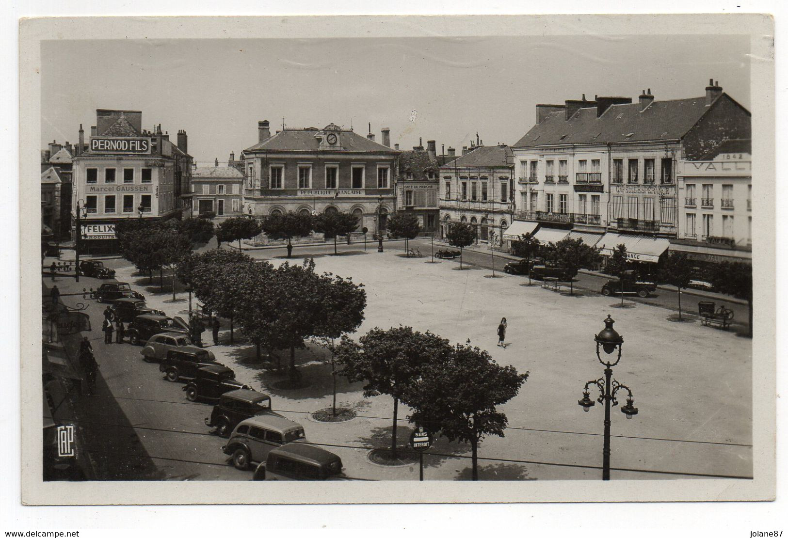 CPA   36     CHATEAUROUX          -    PLACE DE LA REPUBLIQUE ET NOUVELLES GALERIES - Other & Unclassified