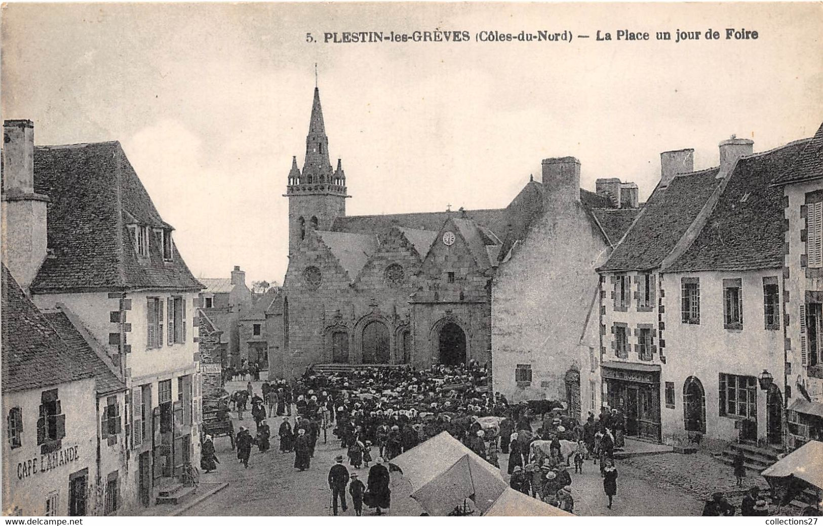 22-PLESTIN-LES-GREVES- LA PLACE UN JOUR DE FOIRE - Plestin-les-Greves