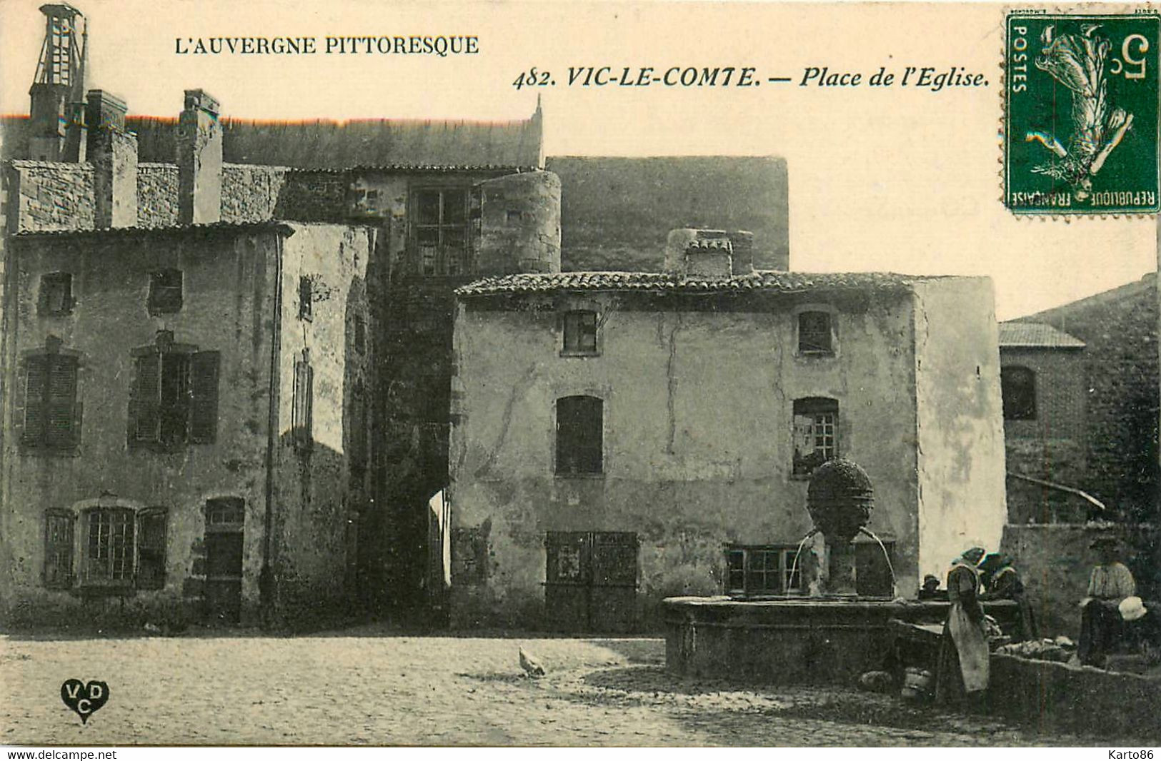 Vic Le Comte * Place De L'église * Lavoir Laveuses Lavandières Blanchisseuses - Vic Le Comte