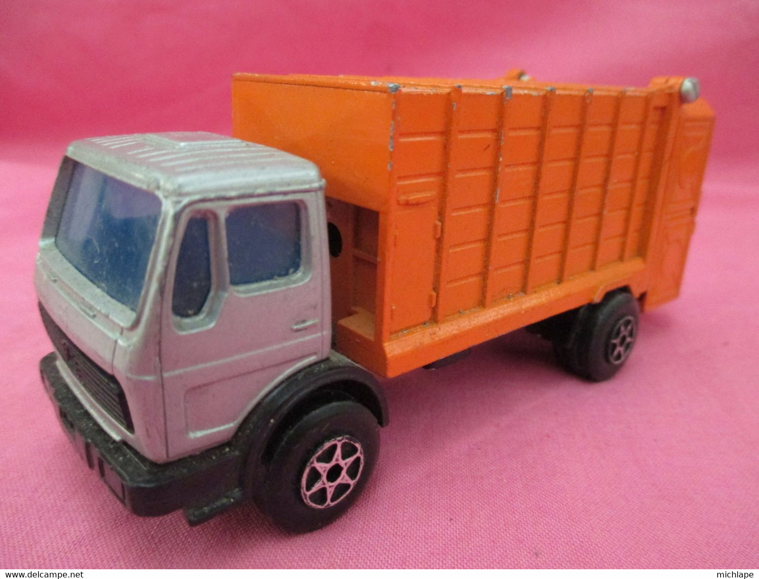 Miniature   - 1/43 Em -    - MAJORETTE - CAMION  MERCEDES - DECHETS - - Majorette