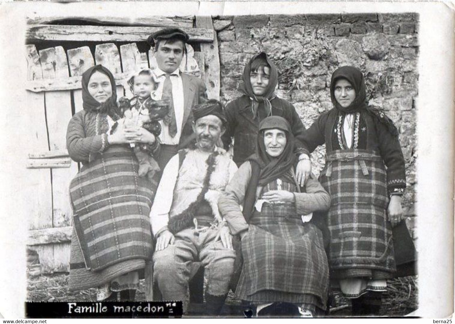 MACEDOINE UNE FAMILLE TYPIQUE MACEDONIENE EN 1918 VOYAGEE SUPERBE PHOTO 9 X 13 - North Macedonia