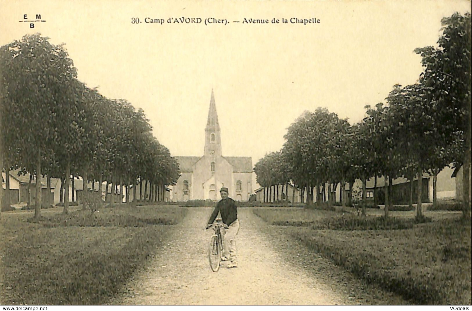 038 006 - CPA - France(18) Cher - Camp D'Avord - Avenue De La Chapelle - Avord