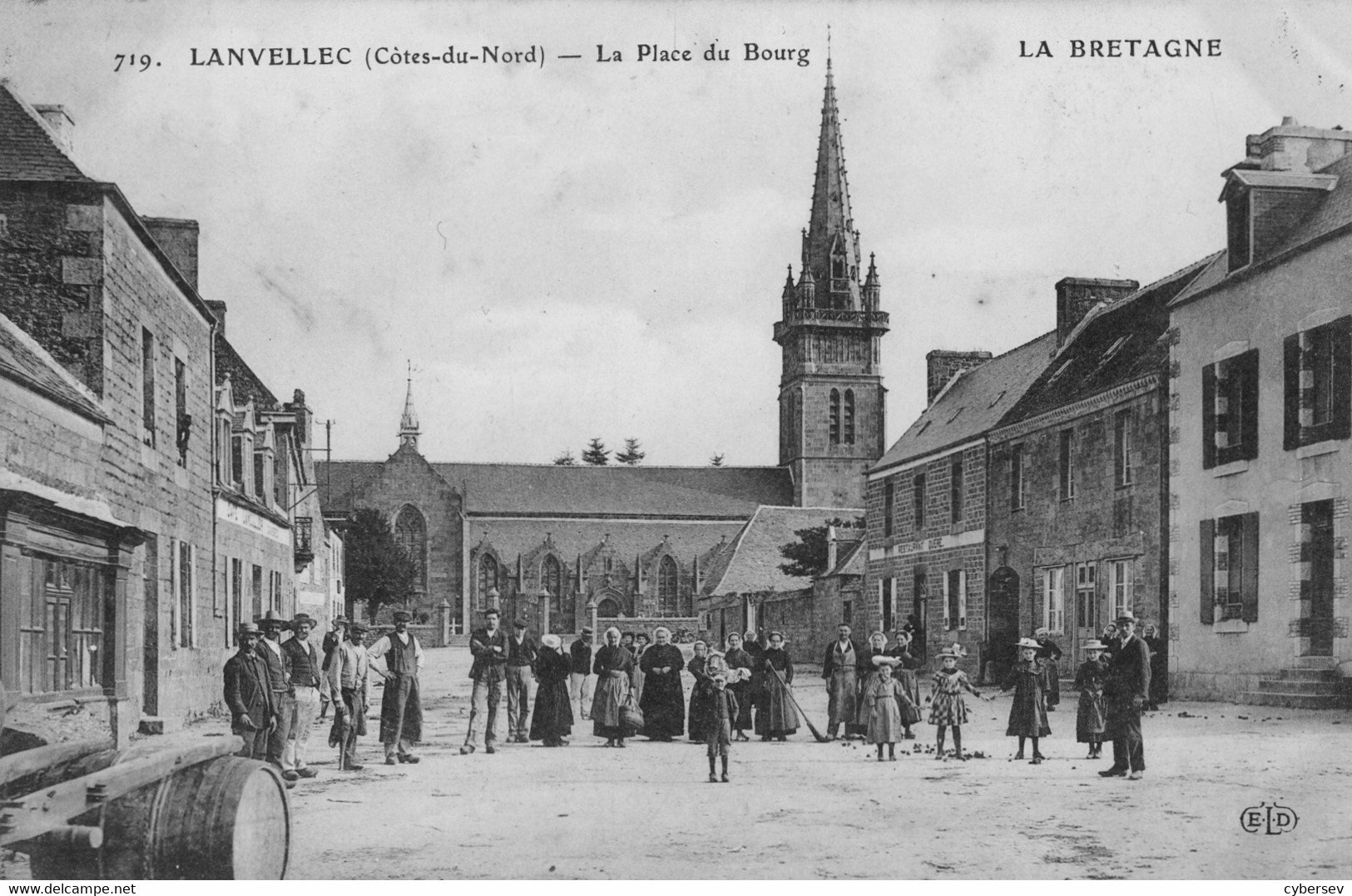 LANVELLEC - La Place Du Bourg - Restaurant Quéré - Café - Belle Animation - Lanvellec