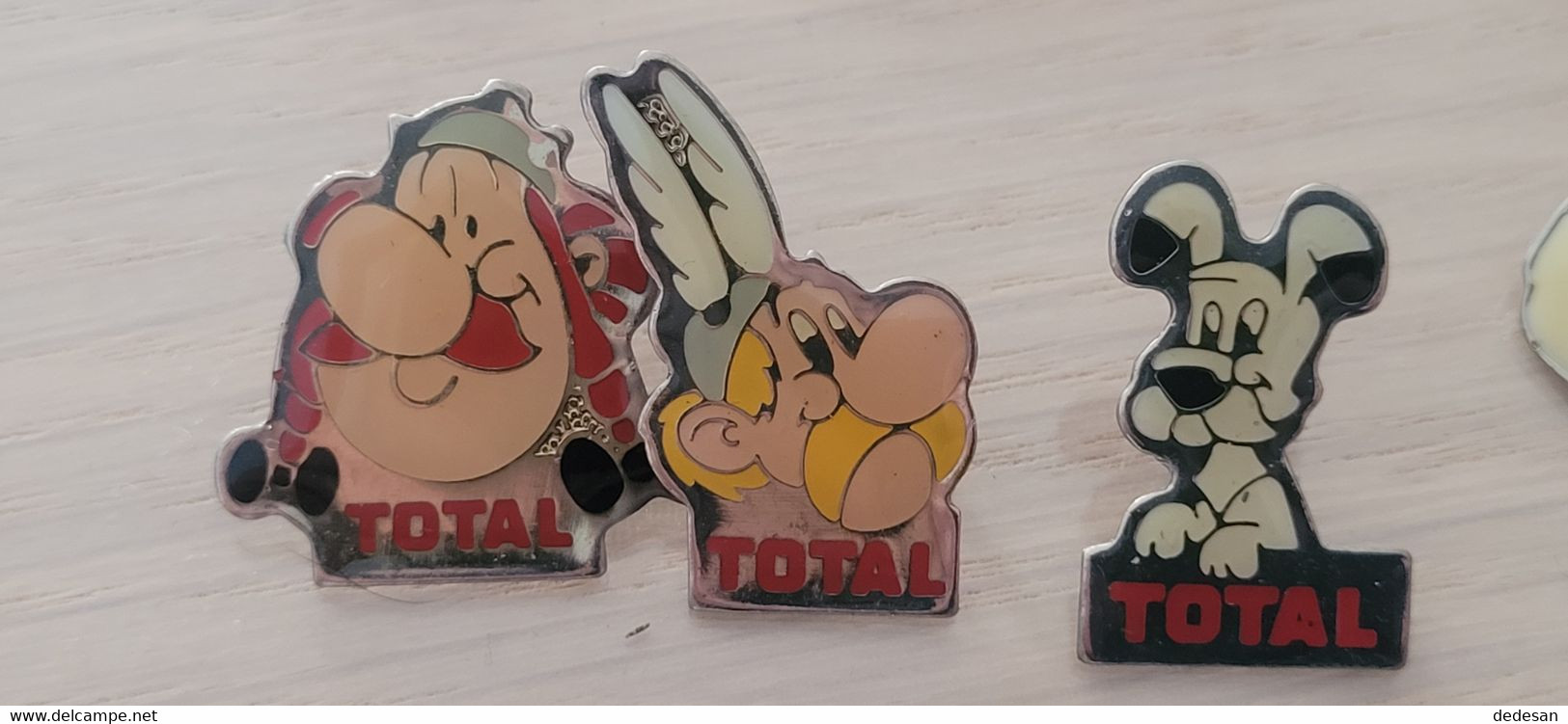 Lot De 16 Pin's Total Dont Personnages Asterix - Carburants