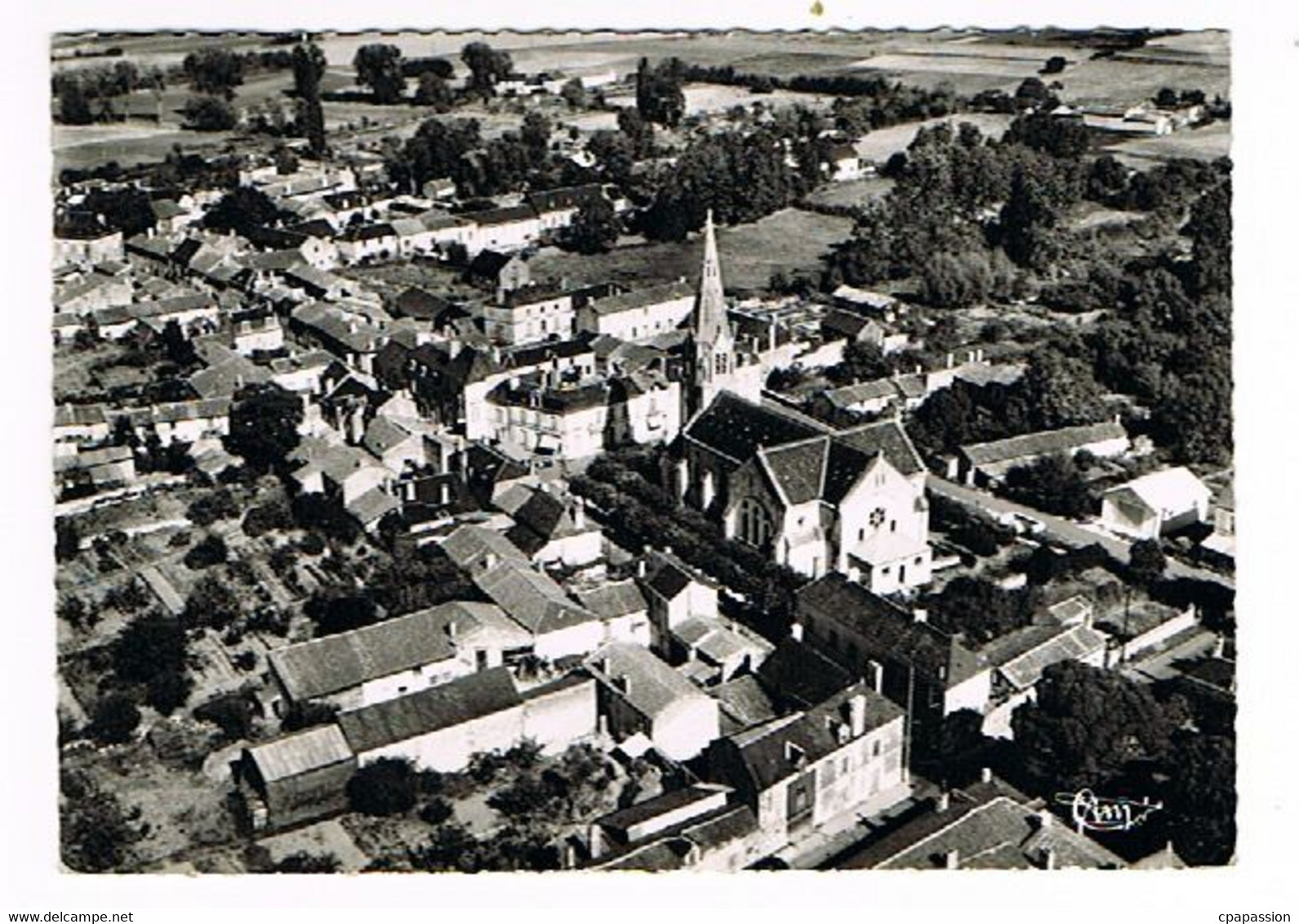 LES TROIS MOUTIERS -Vienne Vue Aérienne -L'Eglise Et Centre Du Bourg - Les Trois Moutiers