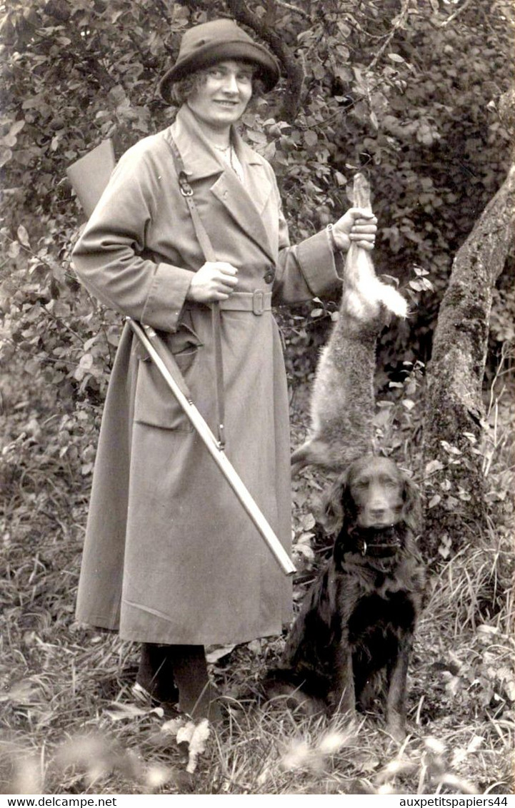 Carte Photo Originale Bonne Chasse ! Femme Au Fusil & Lièvre Avec Son Chien De Chasse Setter Irlandais Rouge  1920/30. - Anonyme Personen