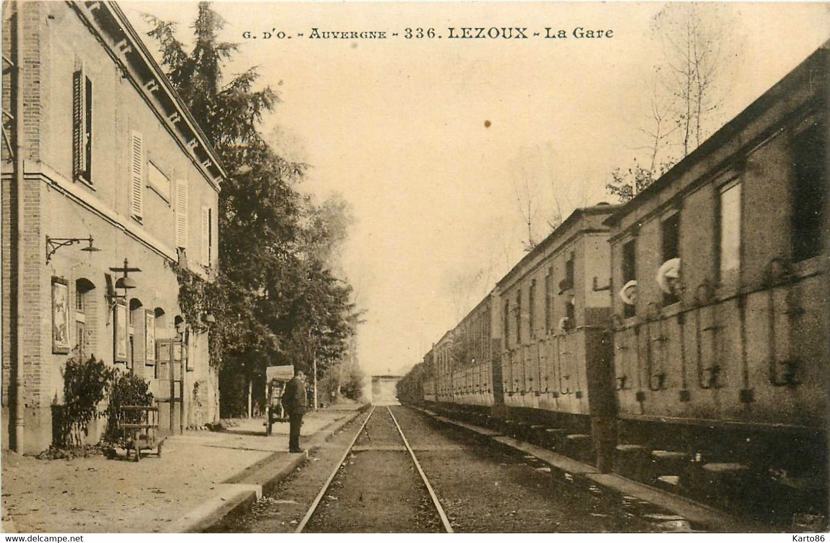 Lezoux * Vue Sur La Gare Du Village * Ligne Chemin De Fer * Wagons - Lezoux