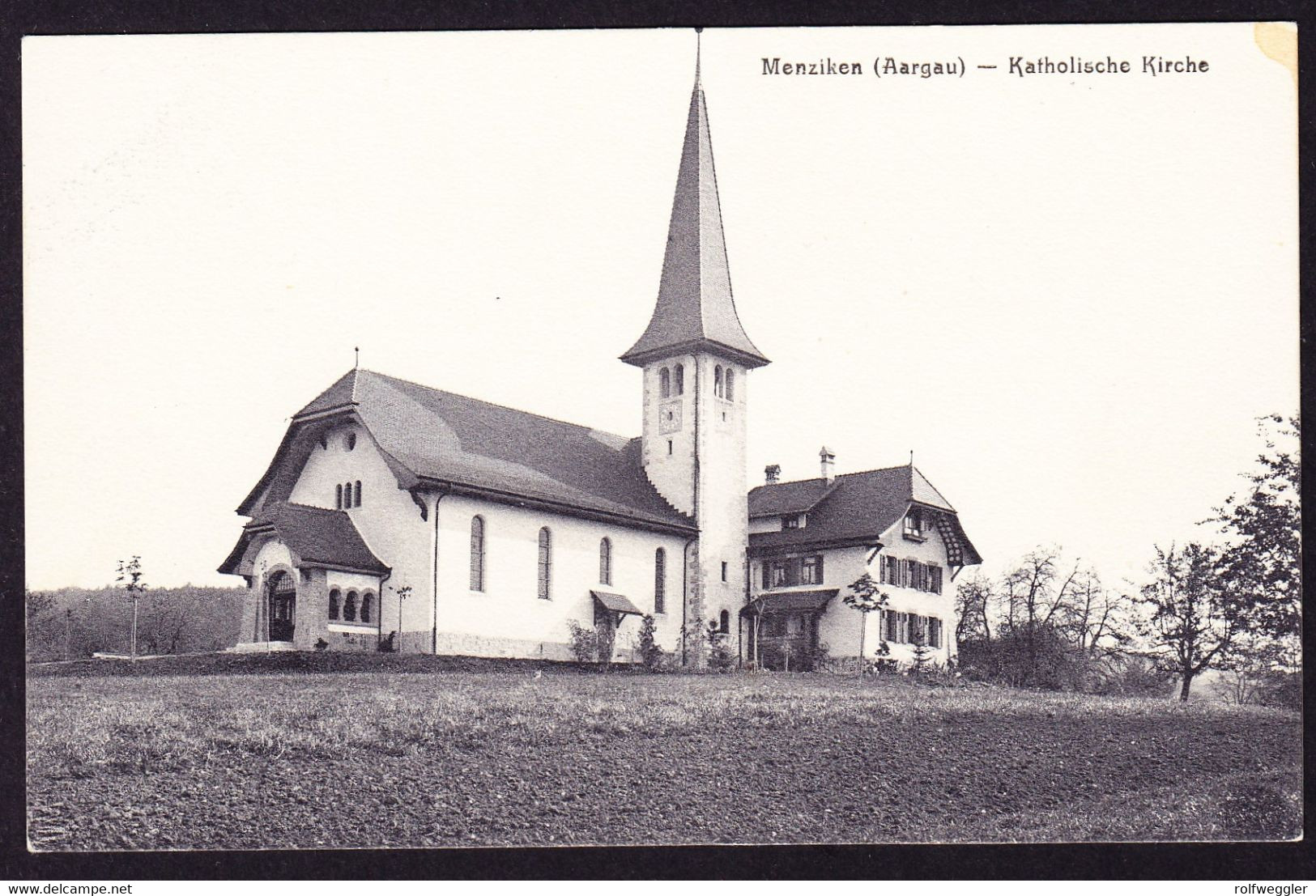 Um 1920 Ungelaufene AK: Kath. Kirche In Menziken. Kleiner Teefleck In Oberer Ecke - Menziken