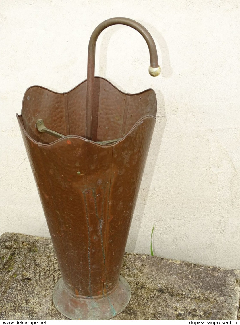 *  ANCIEN PORTE PARAPLUIES Ou CANNES En CUIVRE Forme PARAPLUIE JUS De GRENIER E - Cuivres