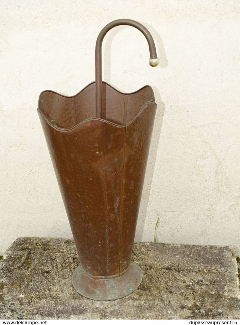 *  ANCIEN PORTE PARAPLUIES Ou CANNES En CUIVRE Forme PARAPLUIE JUS De GRENIER E - Cobre