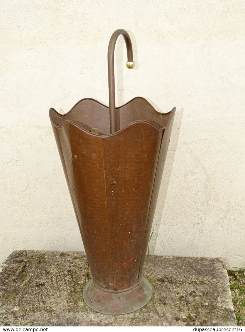 *  ANCIEN PORTE PARAPLUIES Ou CANNES En CUIVRE Forme PARAPLUIE JUS De GRENIER E - Cobre