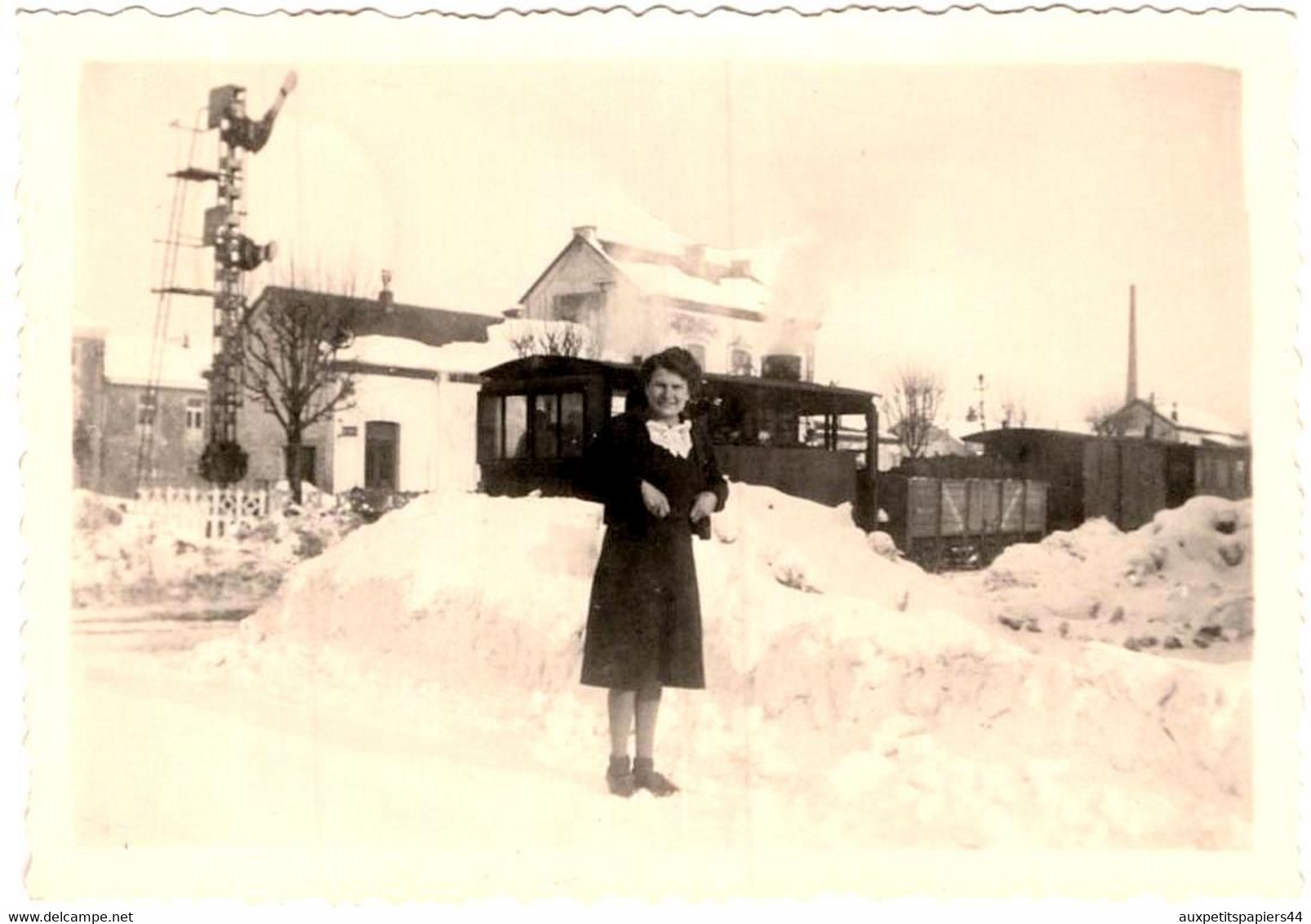 Insolite Photo Originale Femme Posant Dans La Neige Devant Une Gare Au Passage D'un Train Vapeur & Wagons Vers 1940. - Treni