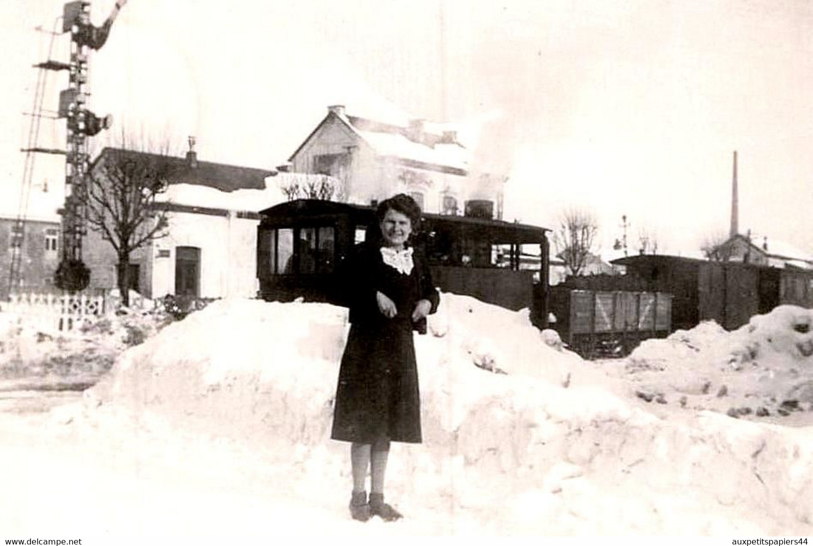 Insolite Photo Originale Femme Posant Dans La Neige Devant Une Gare Au Passage D'un Train Vapeur & Wagons Vers 1940. - Treni