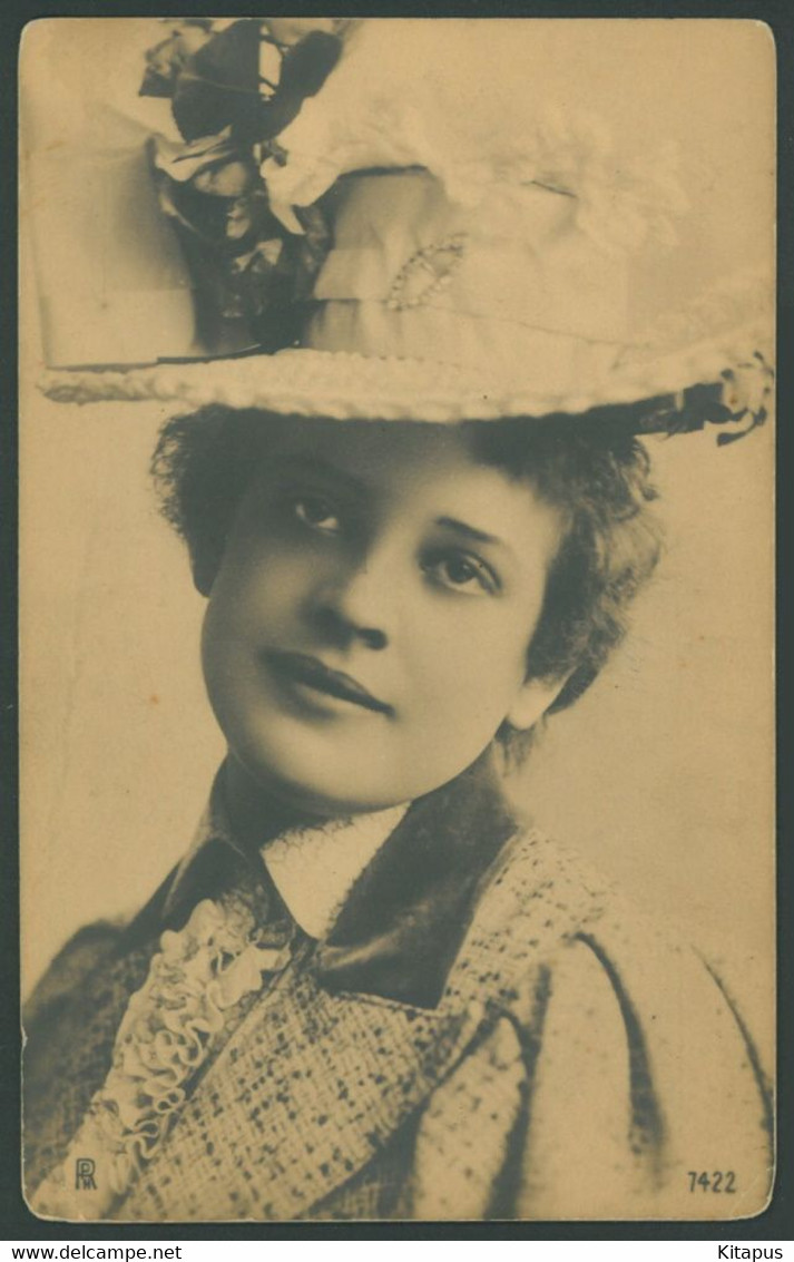 GIRL Vintage Postcard - Mode