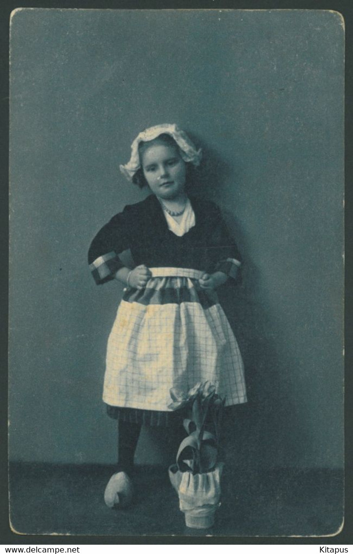 GIRL Vintage Postcard - Mode