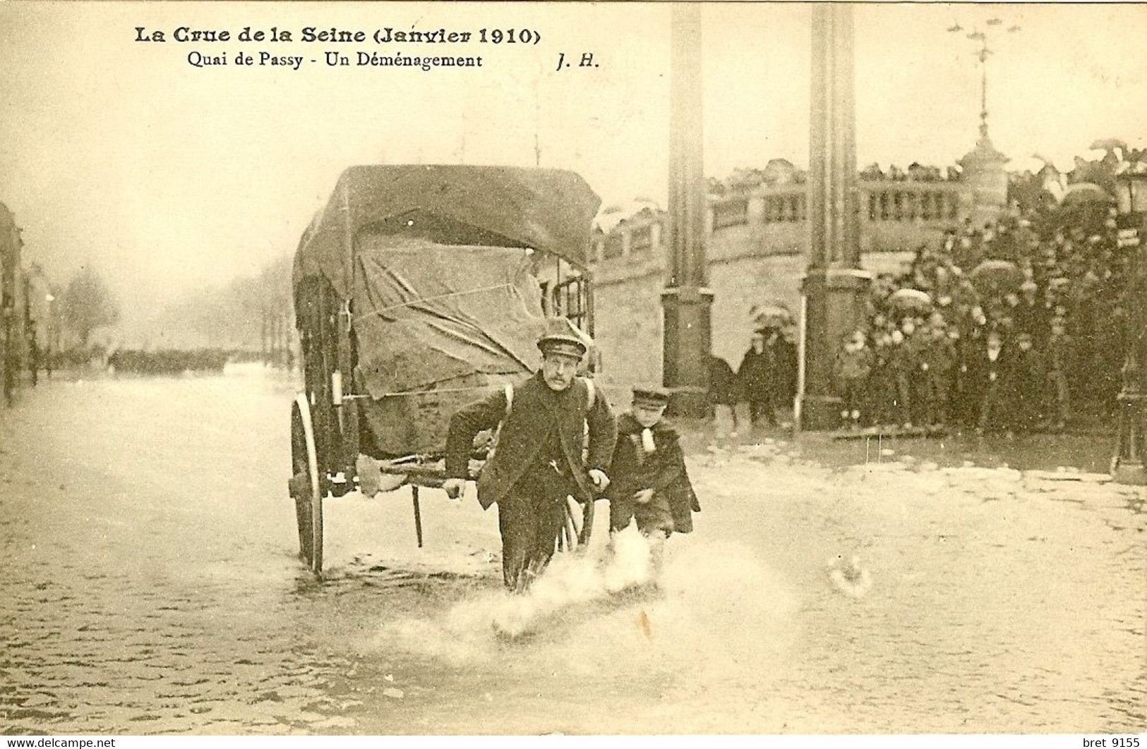 75 PARIS QUAI DE PASSY UN HOMME ET SON ENFANT DEMENAGE SOUS LES YEUX DE NOMBREUX CURIEUX IMPASSIBLES - Inondations De 1910