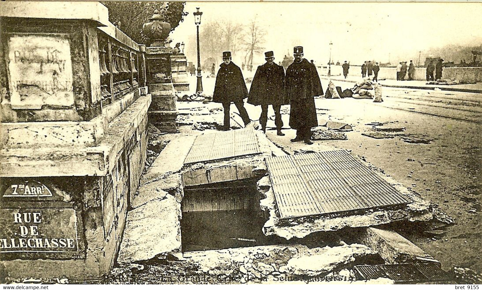 75 PARIS INONDATION DE LA RUE DE LILLE PROVOQUEE PARCES DALLES DE FER (VERRE)SOULEVEES PAR LA PRESSION RUE BELLECHASSE - Inondations De 1910