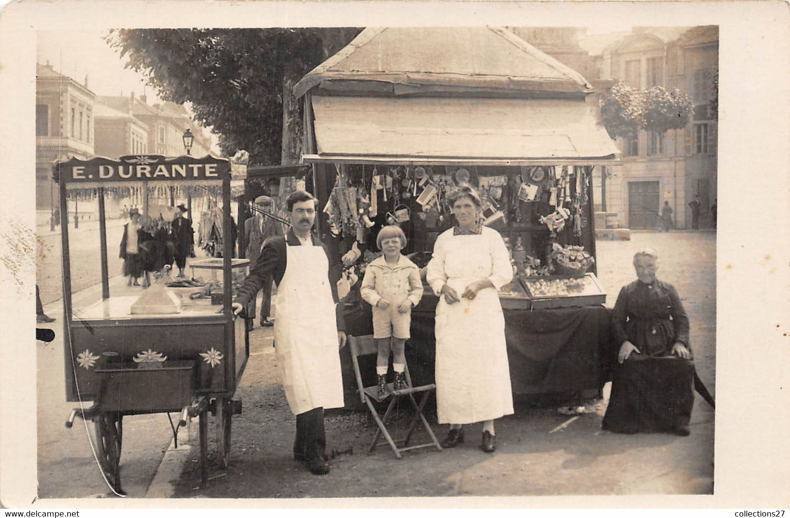 PARIS-17- CARTE-PHOTO- MARCHAND DE GLACES ET BAZAR ANGLE DU BLD DES BATIGNOLLES ET DE LA RUE DE ROME - Arrondissement: 17