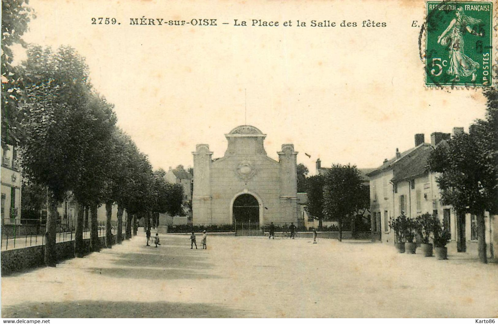 Méry Sur Oise * La Place Et La Salle Des Fêtes - Mery Sur Oise