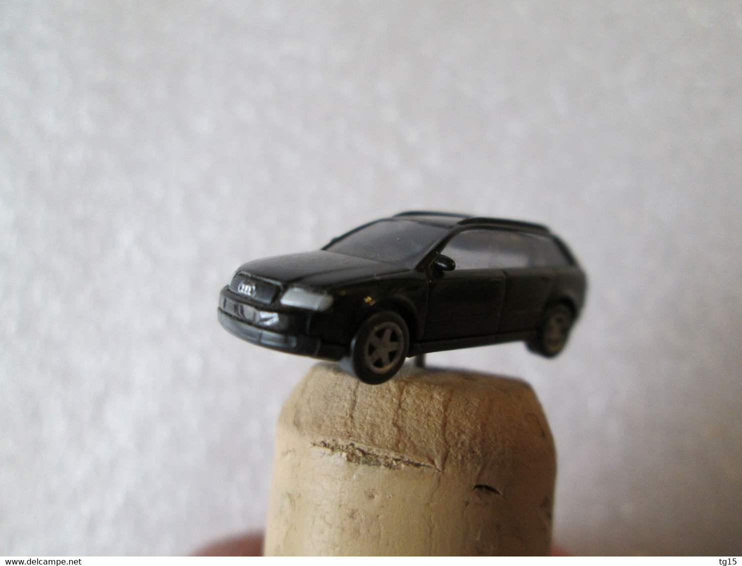 PIN'S   AUDI  A 4  AVANT   4D