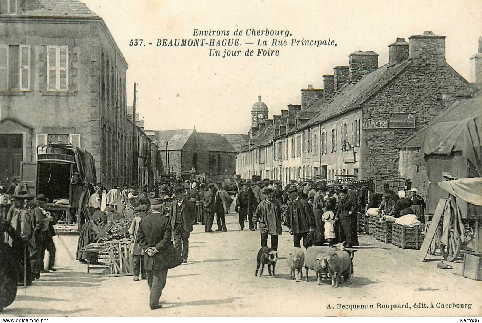 Beaumont Hague * La Rue Principale , Un Jour De Foire * Marché - Beaumont