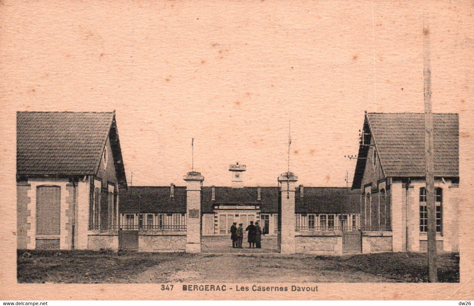 Caserne - Bergerac - Les Casernes Davout - Edition Rivière-Bureau - Carte N° 347 Non Circulée - Casernes