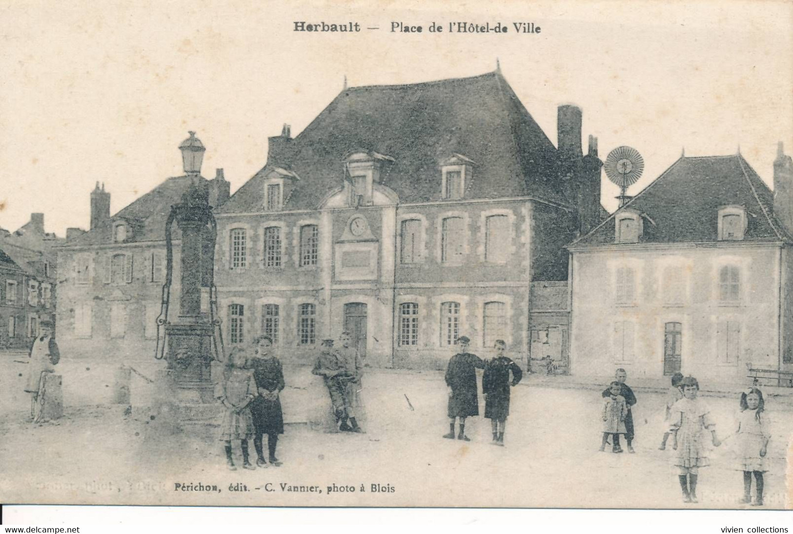 Herbault (41 Loir Et Cher) Place De L'Hôtel De Ville Animée Autour De La Fontaine - édit. Périchon Phot. Vannier - 1919 - Herbault