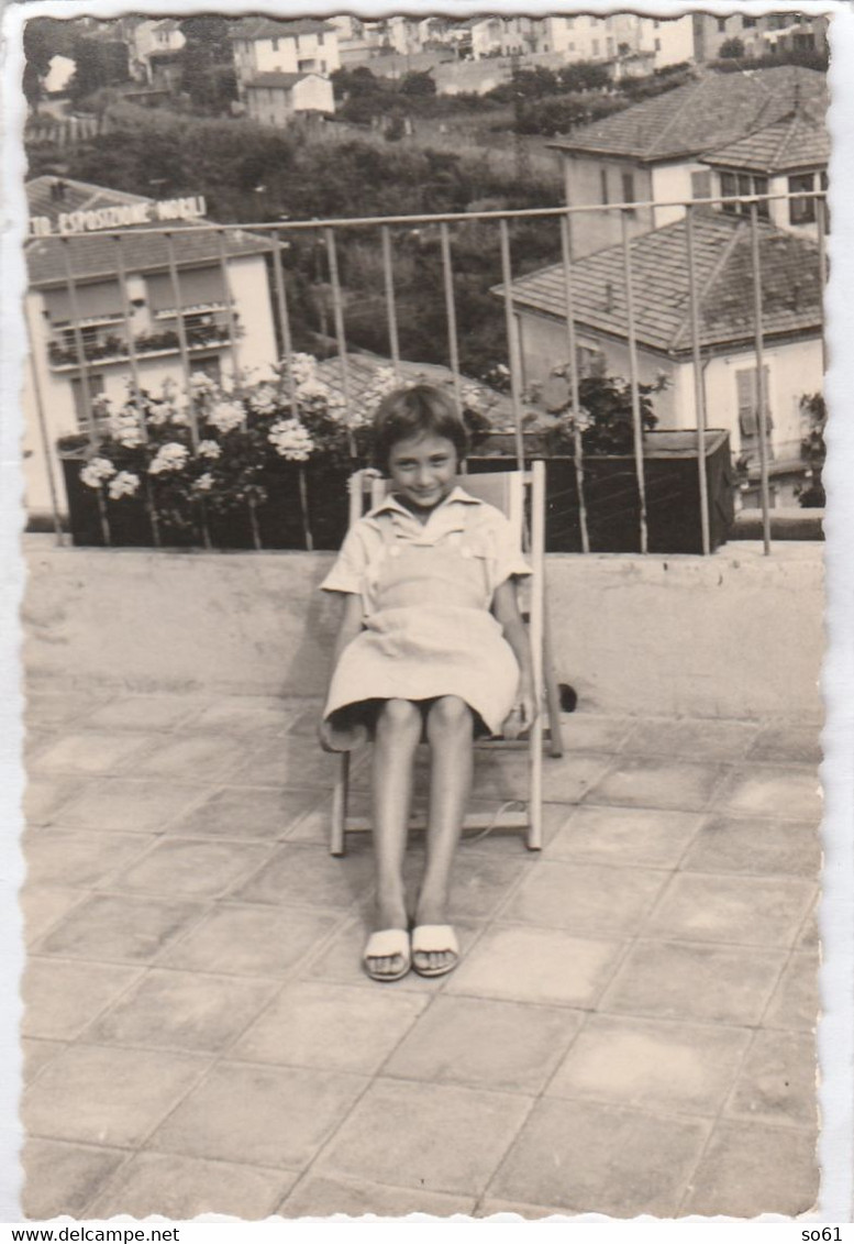 13746.  Fotografia Vintage Bambina Sullo Sdraio 1959 Sestri - 10x7 - Persone Anonimi