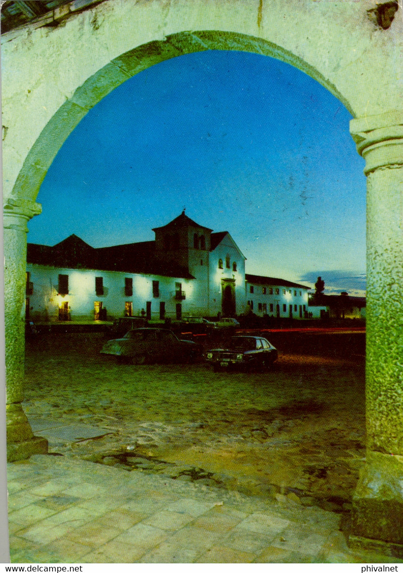 COLOMBIA , T.P. CIRCULADA , VILLA DE LEYVA - BOYACA , VISTA NOCTURNA DE LA PLAZA PRINCIPAL , AL FONDO IGLESIA COLONIAL - Colombia