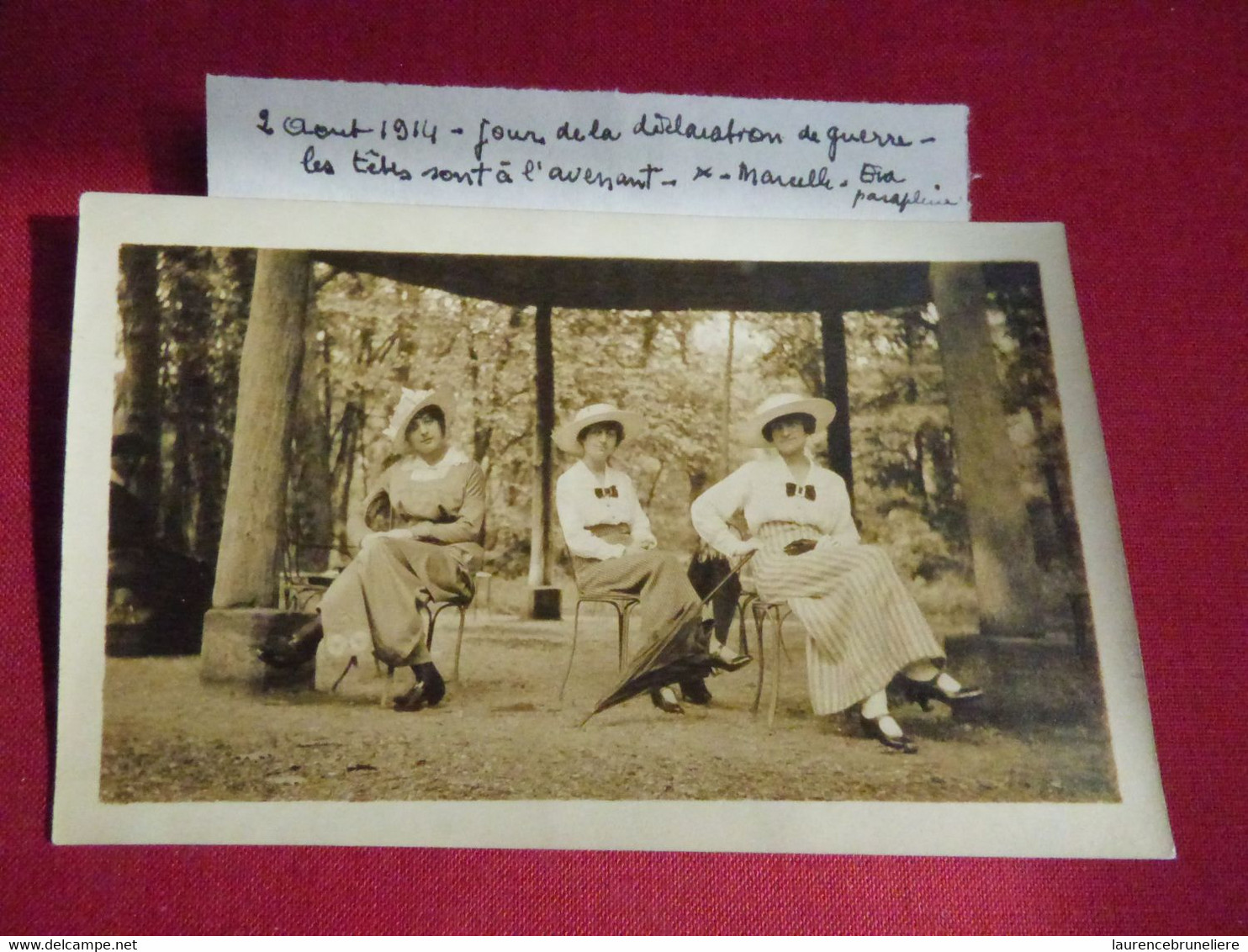 (44)   LA BAULE  JOUR DE LA DECLARATION DE GUERRE - LES TETES SONT A L'AVENANT - MARCELLE ET EVA LAUNAY (PARAPLUIE) - Personas Identificadas