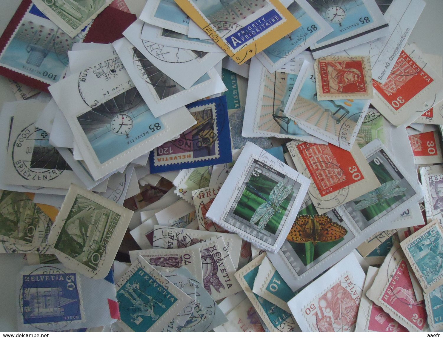 Europe - 1,5 kg de timbres sur fragments  (+/- 6000 timbres)