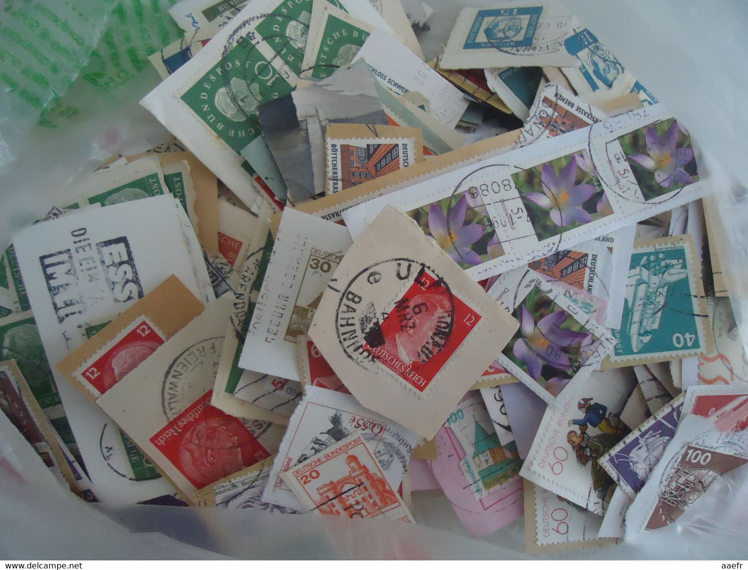 Europe - 1,5 kg de timbres sur fragments  (+/- 6000 timbres)