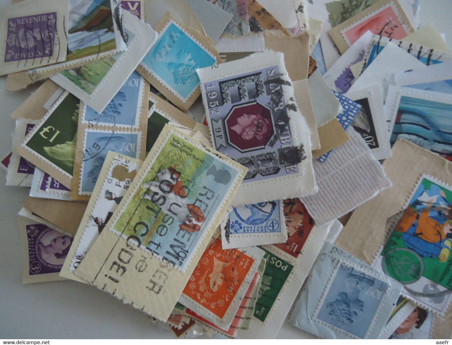 Europe - 1,5 kg de timbres sur fragments  (+/- 6000 timbres)