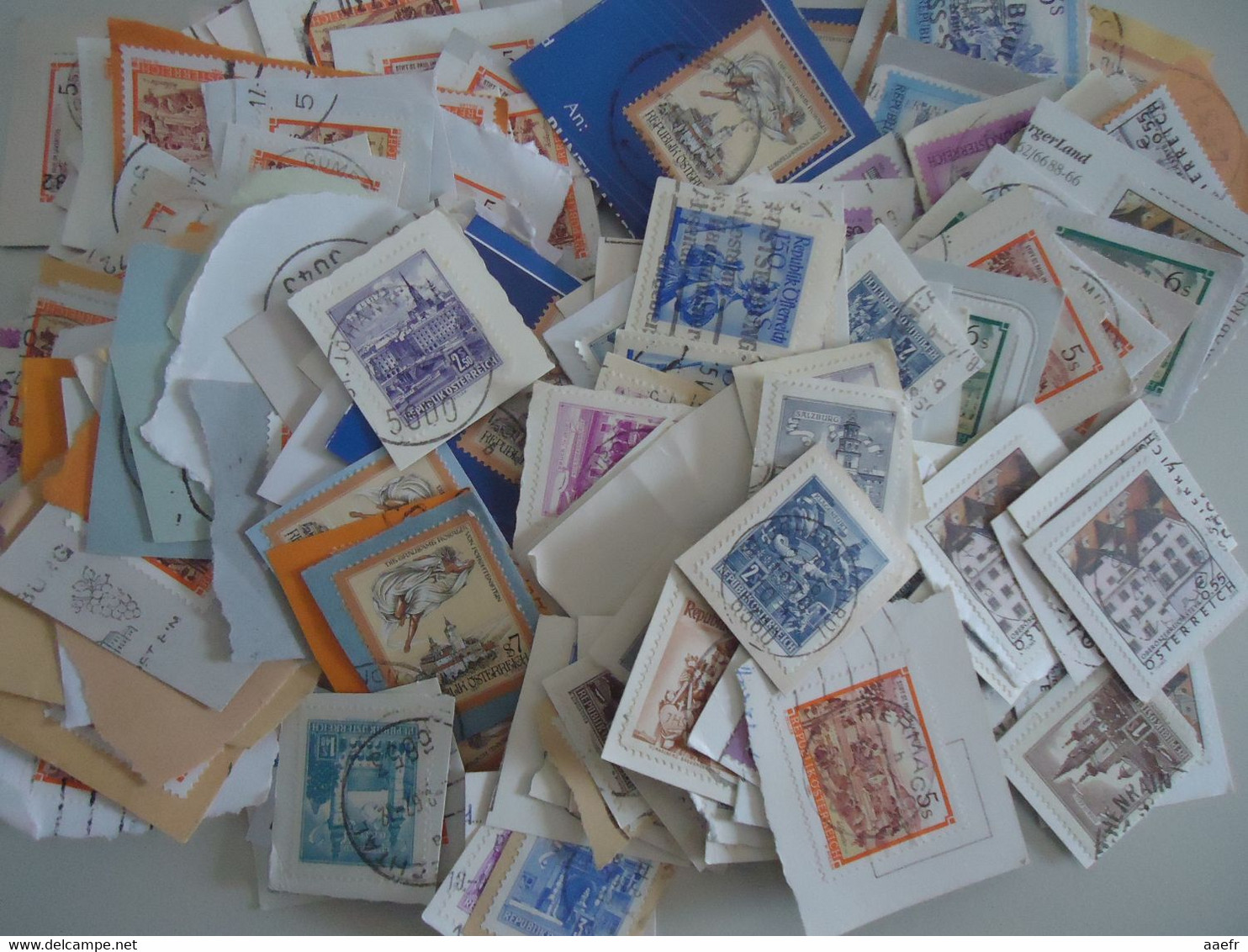 Europe - 1,5 kg de timbres sur fragments  (+/- 6000 timbres)