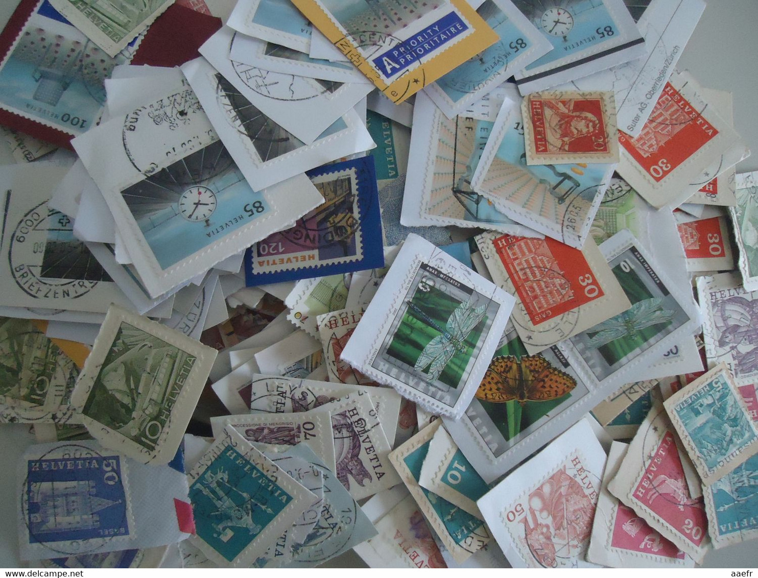 Europe - 1,5 kg de timbres sur fragments  (+/- 6000 timbres)