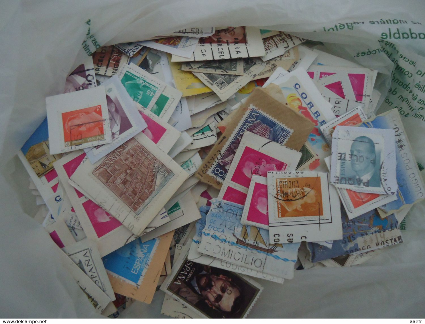 Europe - 1,5 kg de timbres sur fragments  (+/- 6000 timbres)