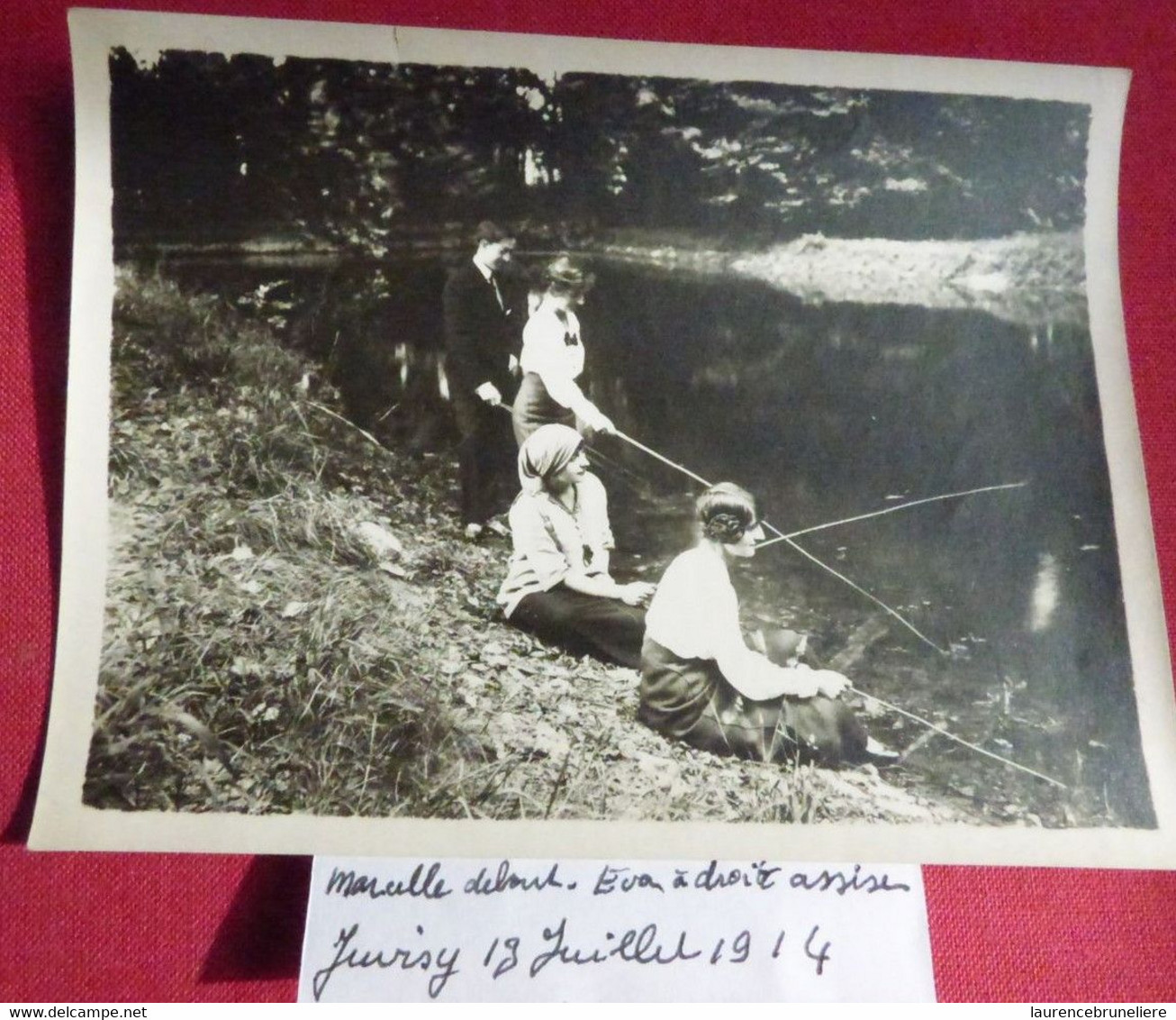 (78) JUVISY 13 JUILLET 1914 - MARCELLE DEBOUT - EVA LAUNAY (A DROITE ASSISE)  LA PARTIE DE PECHE - Personnes Identifiées