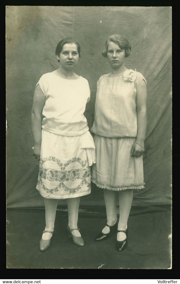 Orig. Foto AK Um 1925, Zwei Junge Mädchen, Frauen Im Kleid, Strümpfe, Pumps, Typische Mode 20er Jahre - Mode
